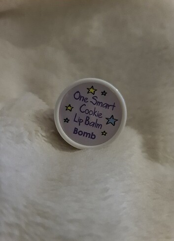 Diğer Lola Bomb dudak balm cookie