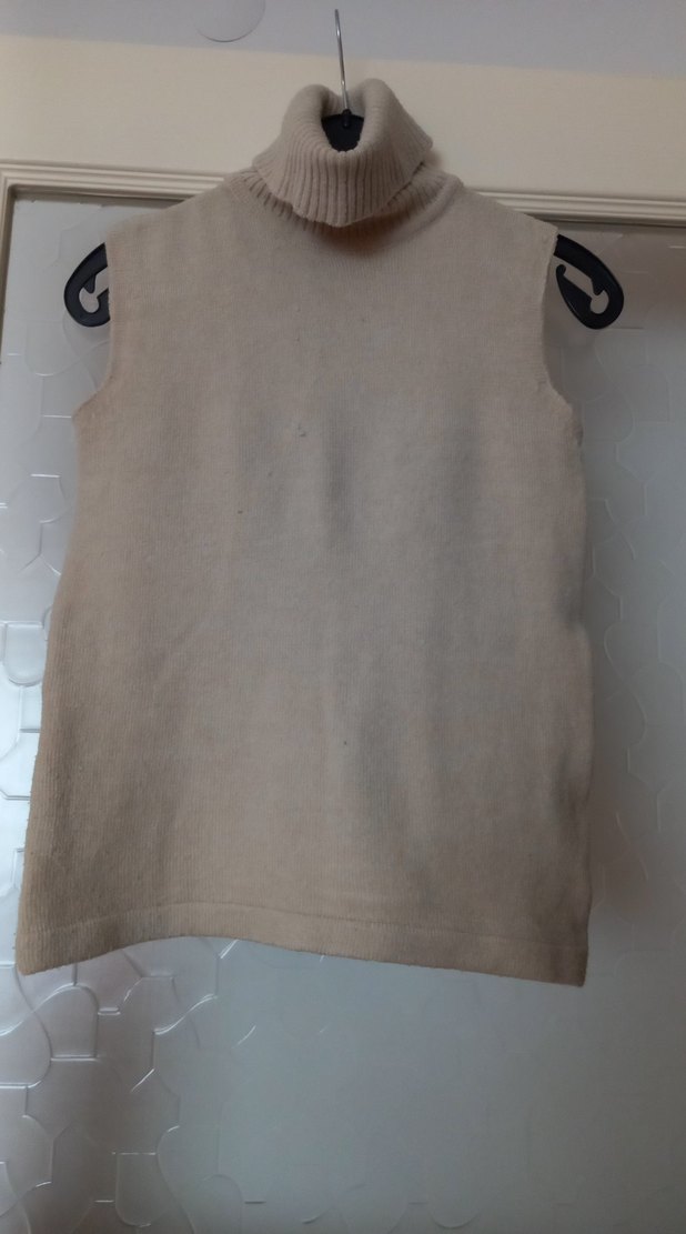 Yüksek Yakalı Kolsuz Bej Triko - Görsel 2