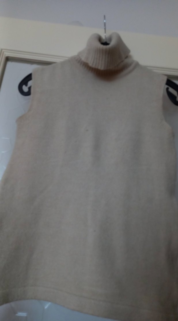 Yüksek Yakalı Kolsuz Bej Triko - Görsel 3