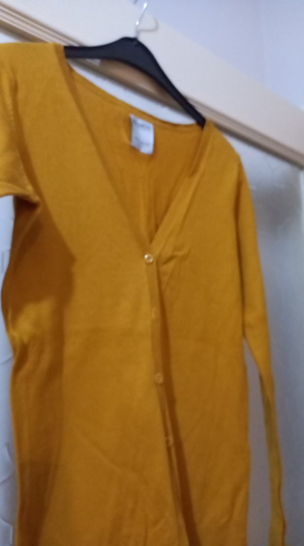 Sarı Düğmeli V Yaka Kadın Hırka - Görsel 3