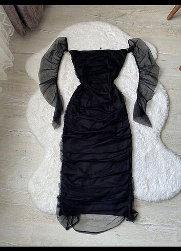 Siyah midi elbise (marka temsili) 