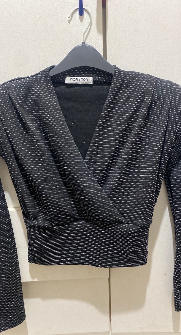 V Yaka Siyah Düğmeli Kadın Bluz - Görsel 3