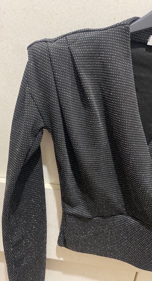 V Yaka Siyah Düğmeli Kadın Bluz - Görsel 5