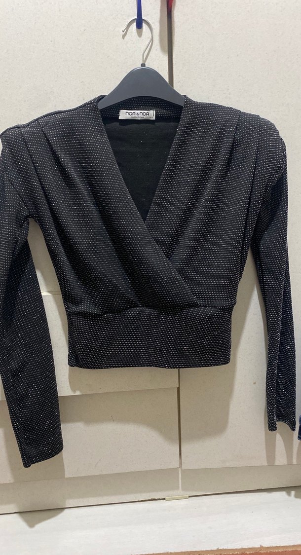 V Yaka Siyah Düğmeli Kadın Bluz - Görsel 4