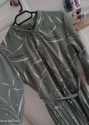 Yeşil Desenli Uzun Pilili Kadın Elbise - Görsel 2