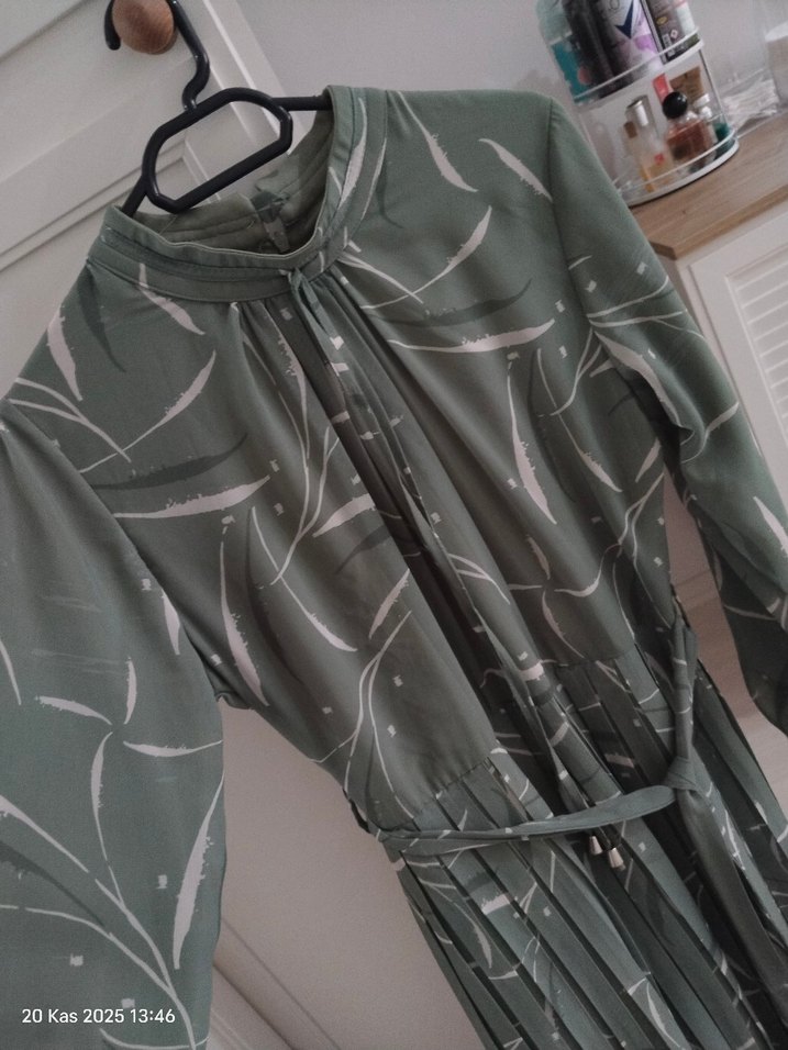 Yeşil Desenli Uzun Pilili Kadın Elbise - Görsel 2