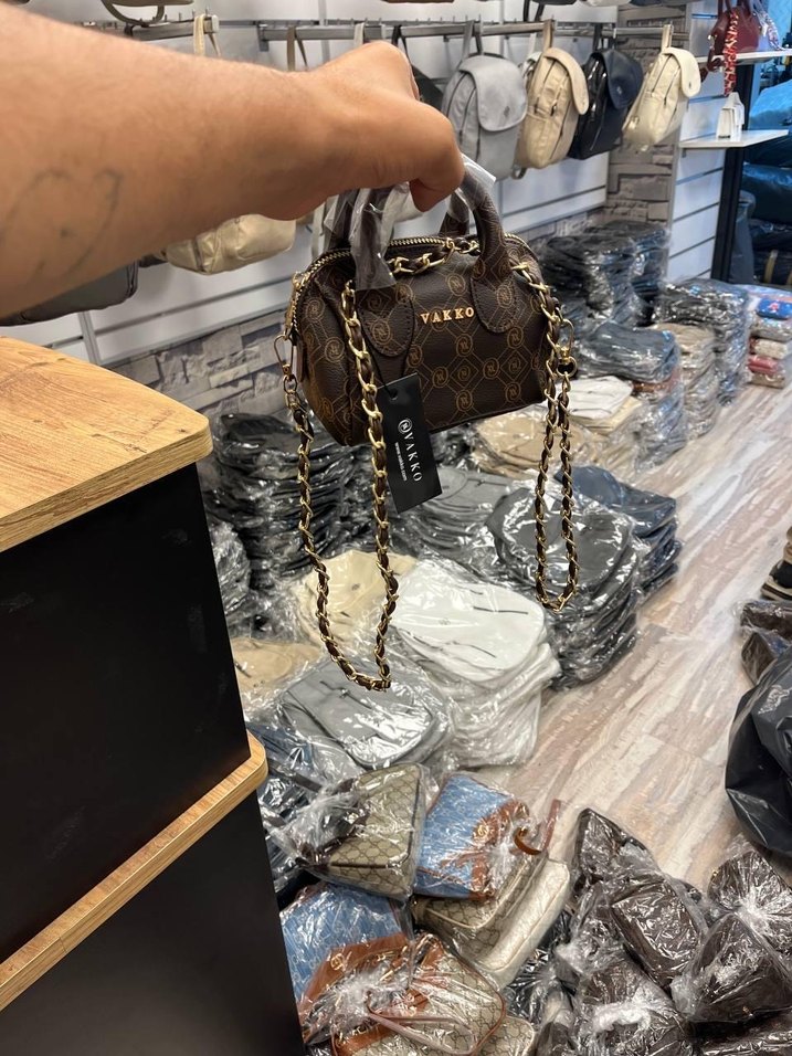 Zincir Detaylı Siyah Yılan Desenli Deri Çanta - Görsel 2