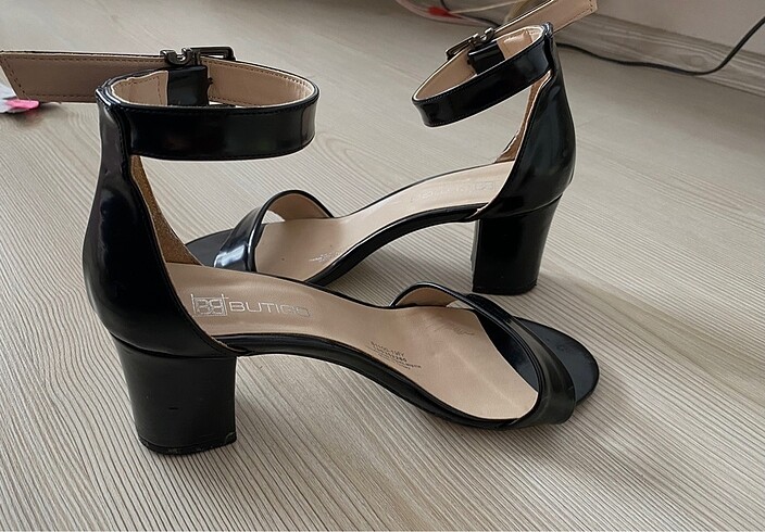 Butigo siyah topuklu ayakkabı