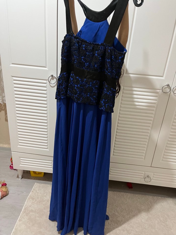 Siyah Dantel Detaylı Mavi Straplez Uzun Elbise bi kere giydim - Görsel 3