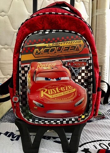 Çiçekli Şimşek McQueen okul çantası orijinaldir