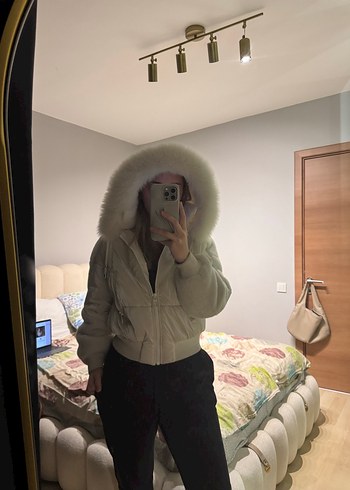 Beyaz Kürk Detaylı Kadın Parlak Mont - Görsel 2