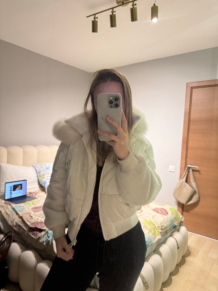 Beyaz Kürk Detaylı Kadın Parlak Mont - Görsel 3