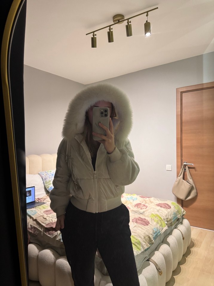 Beyaz Kürk Detaylı Kadın Parlak Mont - Görsel 2