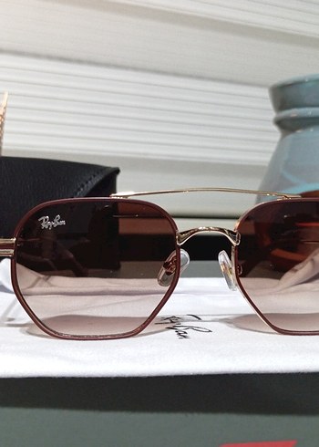 Ray-Ban unisex gold