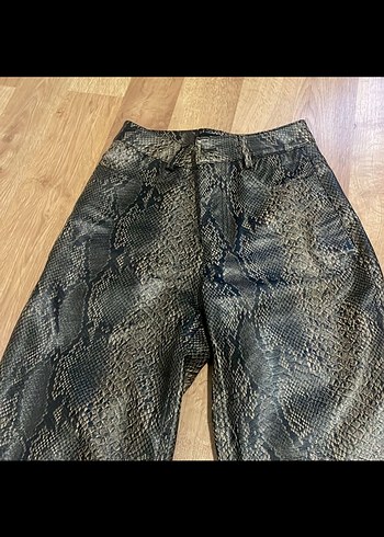 Kahverengi Yılan Desenli Deri Kadın Pantolon - Görsel 2