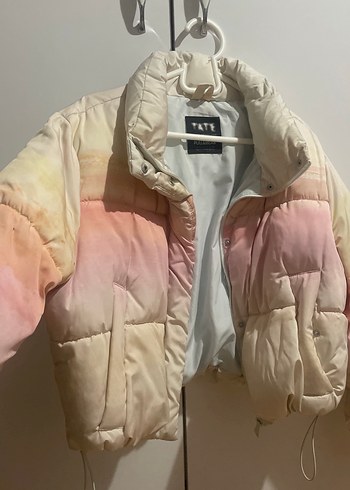 Pull and Bear Beyaz Pastel Renkli Bağlama Desenli Kadın Kışlık Mont