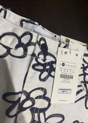 Bershka Çiçek Desenli Beyaz Mini Şort - Görsel 2