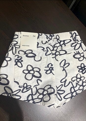 Bershka Çiçek Desenli Beyaz Mini Şort - Görsel 3