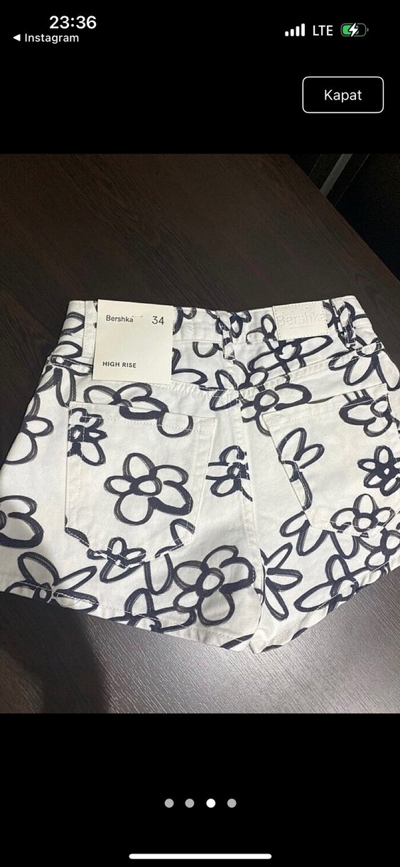 Bershka Çiçek Desenli Beyaz Mini Şort - Görsel 3