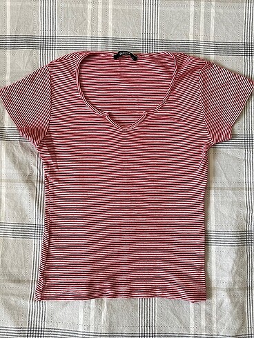 Kırmızı çizgili tshirt
