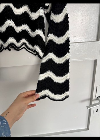 Kadın Siyah Beyaz Dalga Desenli Örgü Az Crop Kazak - Görsel 4