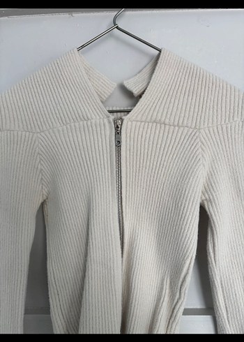 Kadın Beyaz Triko Fermuarlı Açık Omuz Kazak - Görsel 2