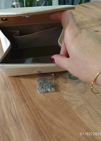 Zincir Detaylı Bej Kadın Portföy Çanta - Görsel 4