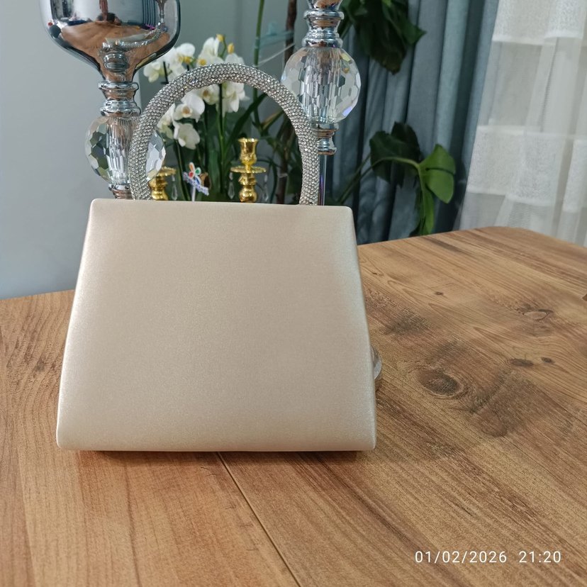 Zincir Detaylı Bej Kadın Portföy Çanta - Görsel 3