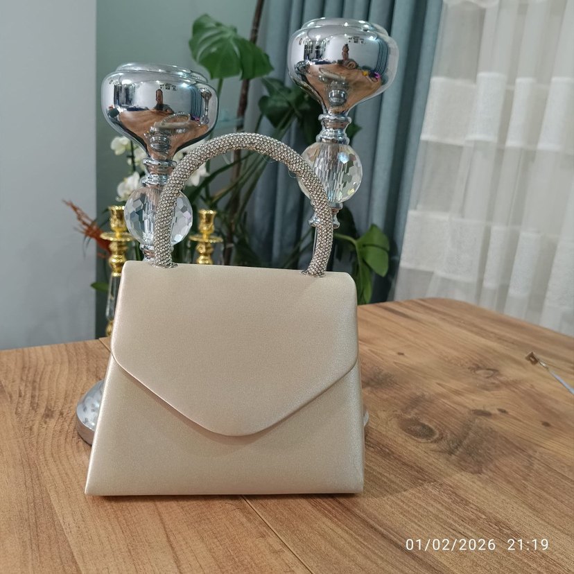 Zincir Detaylı Bej Kadın Portföy Çanta - Görsel 2