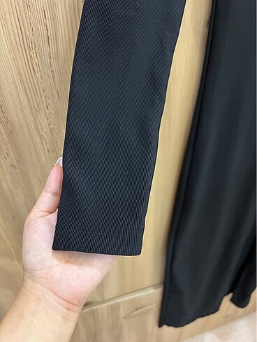 m Beden siyah Renk Yırtmaçlı kol detaylı elbise