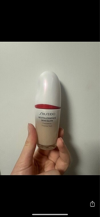 Shiseido revitalessence skin glow 150 lace