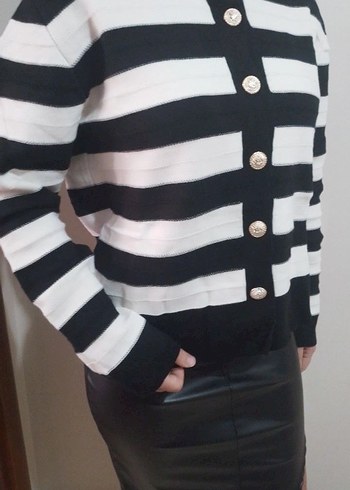 METAL DÜĞMELİ ÇİZGİLİ AKRİLİK HIRKA - Görsel 3