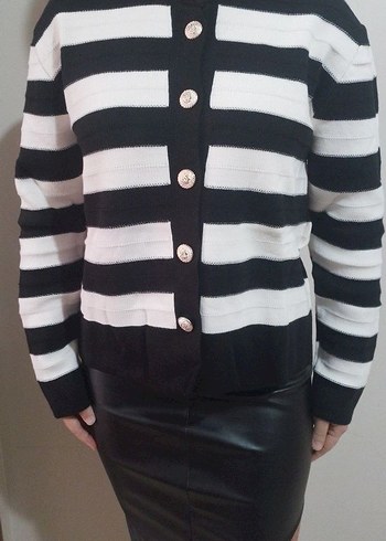 METAL DÜĞMELİ ÇİZGİLİ AKRİLİK HIRKA - Görsel 5