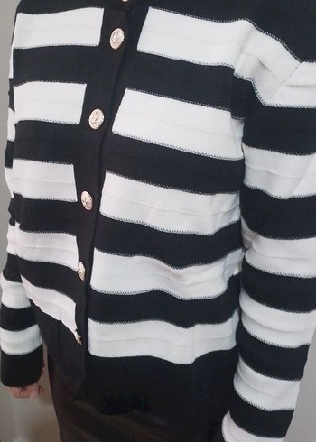 METAL DÜĞMELİ ÇİZGİLİ AKRİLİK HIRKA - Görsel 4