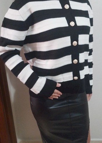 METAL DÜĞMELİ ÇİZGİLİ AKRİLİK HIRKA - Görsel 7