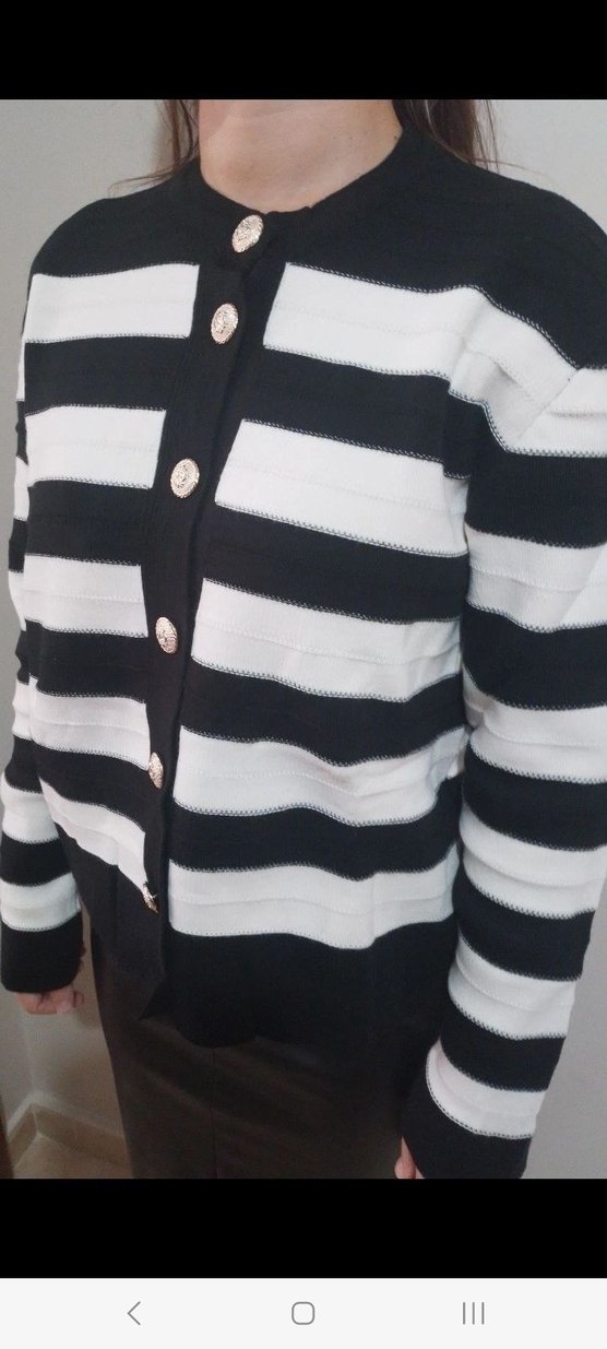 METAL DÜĞMELİ ÇİZGİLİ AKRİLİK HIRKA - Görsel 4