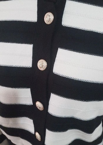 METAL DÜĞMELİ ÇİZGİLİ AKRİLİK HIRKA - Görsel 2