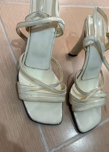 Beyaz Tokalı Stiletto Kadın Abiye Ayakkabı