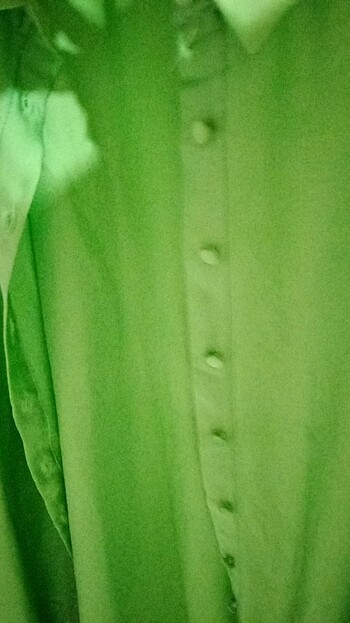 Yeşil saten gömlek - Görsel 3