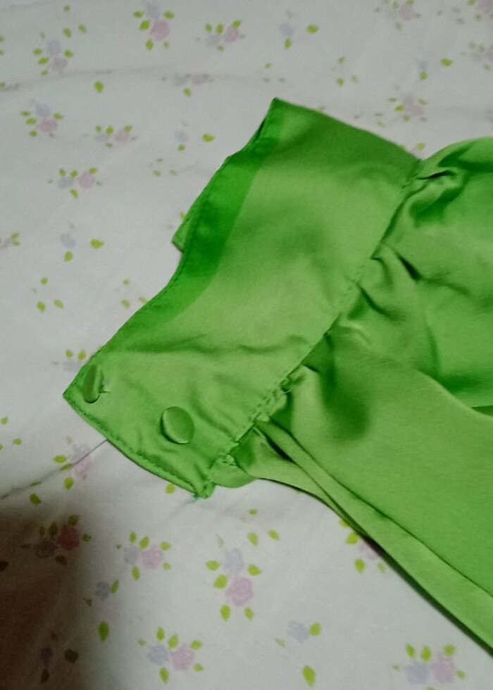 Yeşil saten gömlek - Görsel 5
