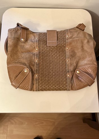 Orijinal Vakko Deri Süet ve Hasır Detaylı Monogram Çanta - Görsel 2