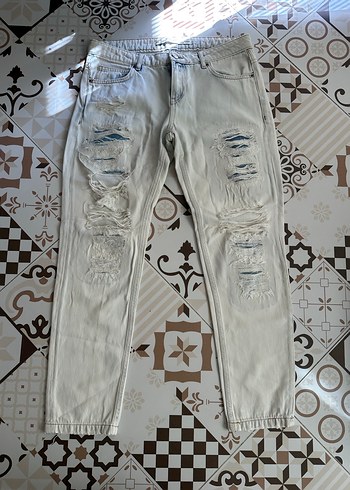 Gri Renkli Yırtık Detaylı Bol Kesim Kot Pantolon