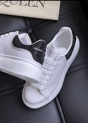 37 Beden Alexander McQueen