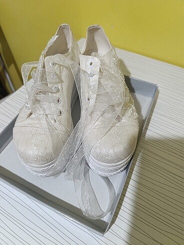 Converse tarzı dolgu topuk gelin ayakkabısı