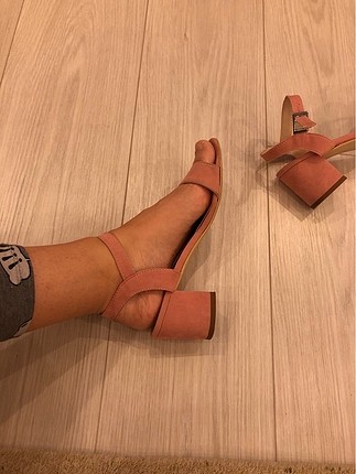 Toz pembe topuklı