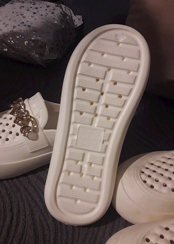 Beyaz Zincir Detaylı Kadın Terlik - Görsel 3