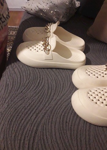 Beyaz Zincir Detaylı Kadın Terlik - Görsel 2