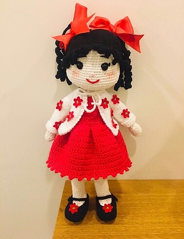 Kırmızılı Amigurumi Bebek