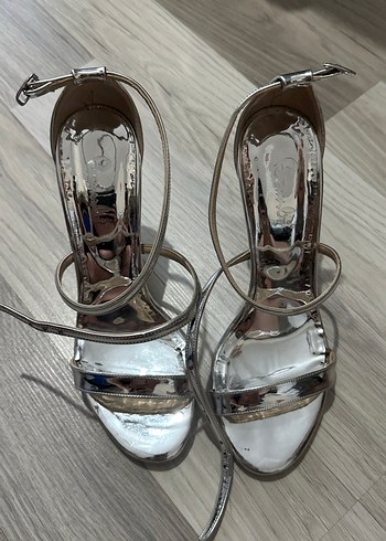 Gümüş Renkli Metal Tokalı İnce Topuklu Kadın Ayakkabı