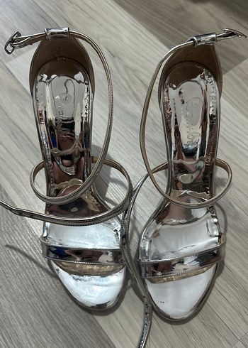 Bambi Gümüş Renkli Metal Tokalı İnce Topuklu Kadın Ayakkabı
